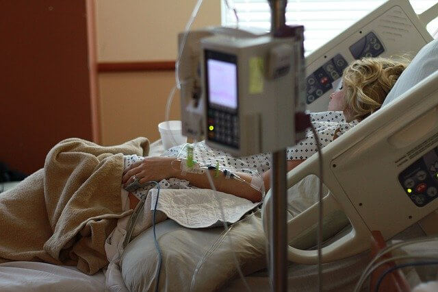 Seniorin im Krankenhaus an Maschinen angeschlossen