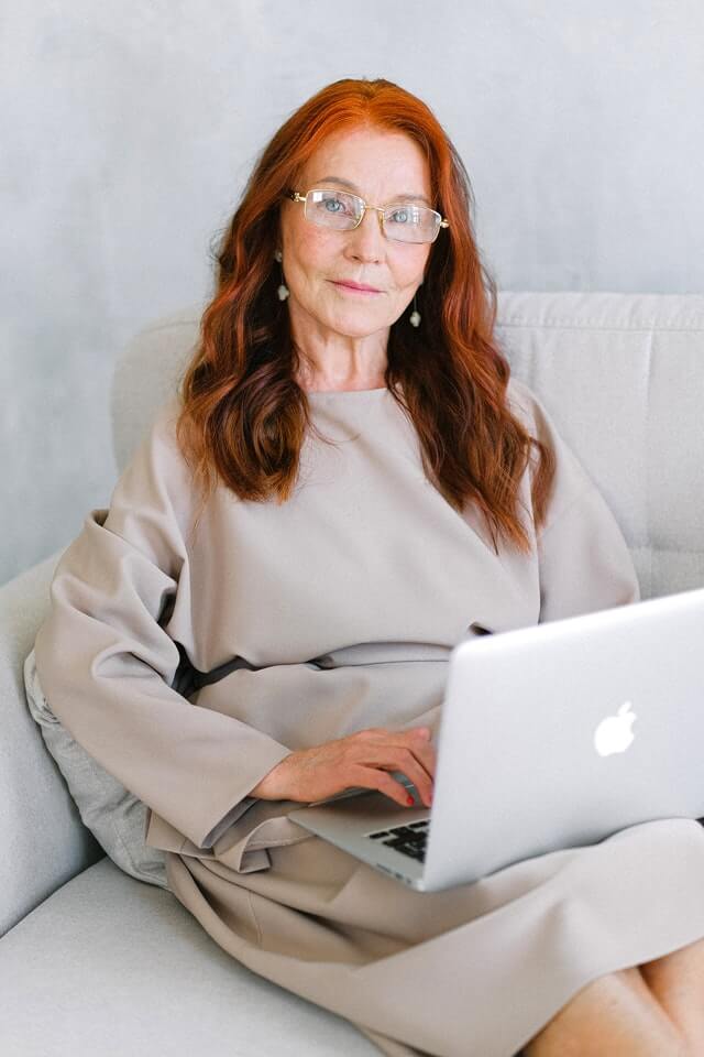 altere Frau an einem Apple Laptop