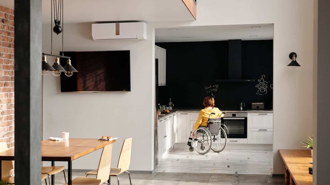 Betreuung zuhause frau im Rollstuhl in einer küche